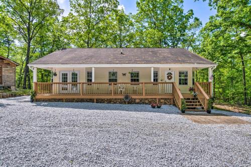 Tamassee Casa | 9 Mi to Devils Fork State Park Getaway with Porch!