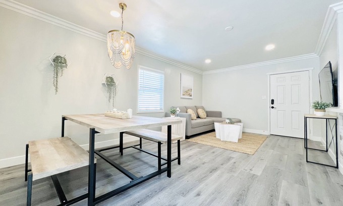 Pacific Beach Cabaña | 923-Sandbox- Beach Cottage With Parking!