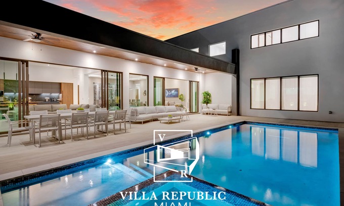 North Miami Beach Casa | 9BR Opulent Villa Emerald