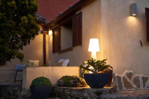 Revenga Apartamento | A 20 min de Madrid en Ave CASITA con JARDIN PRIVADO, wifi, SMART TV 55p y aparcamiento en la puerta