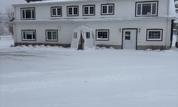 Saint-Etienne-de-Lauzon Casa | A 4-season haven for families and pets.