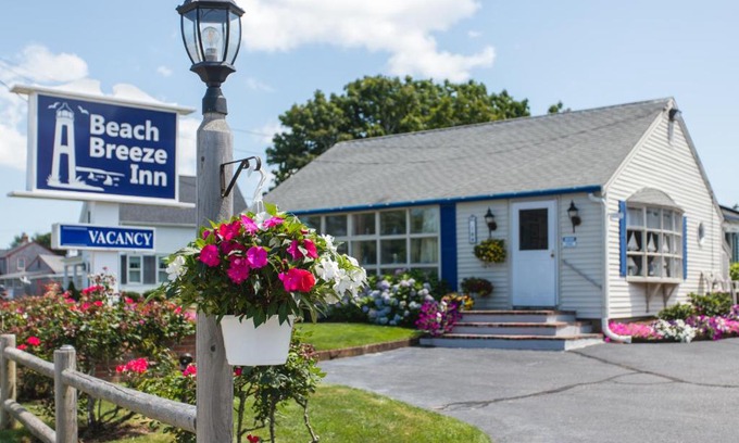 West Harwich Hotel | A Beach Breeze Inn