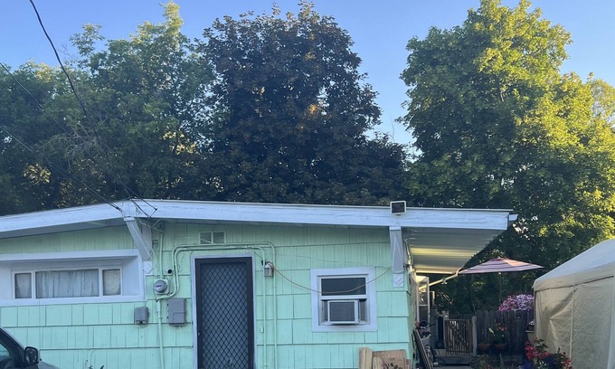 Franklin to the Fort Cama Y Desayuno | A Cheerful 1 and half house located in Missoula Montana. Sleeps 3 people only.