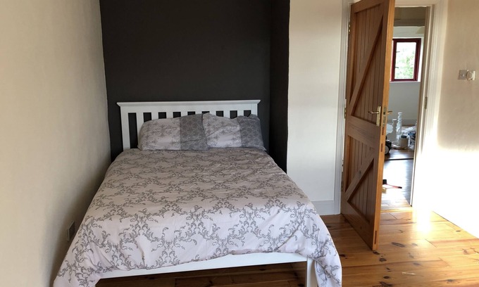 Westport Casa | Una acogedora cabaña en un entorno pintoresco y tranquilo en Murrisk, Westport. Duerme 4-6.