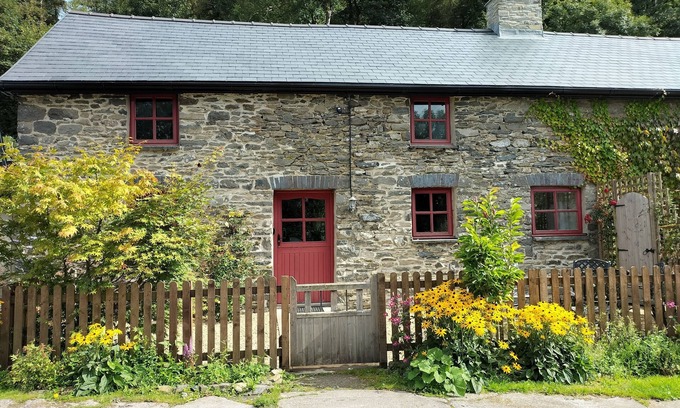 Lampeter Cabaña | Un acogedor antiguo establo de caballos convertido con paredes de piedra y vigas antiguas en todo