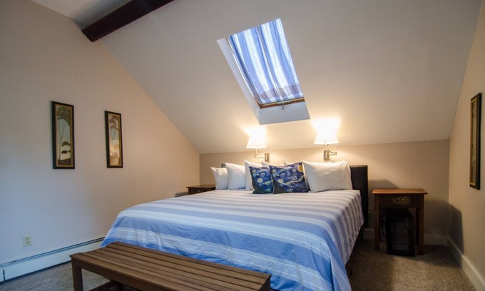 Shelburne Cama Y Desayuno | A cozy 2nd Floor King B&B Room in Downtown Shelburne - Delicious Breakfasts! FLE