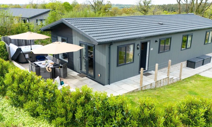 Lifton Casa | A fantastic lodge sleeping 8 with hot tub, just a short walk from Roadford Lake