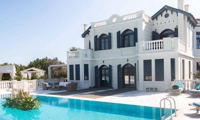 Pirgi Thermis Villa | Una lujosa villa de cuatro dormitorios con piscina, ideal para familias o grandes fiestas.