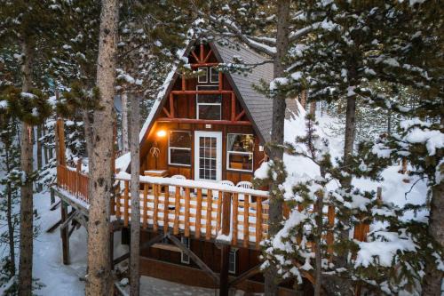 Saint Mary's Casa | A-Frame Cabin - Mountain Views, Deck, Pet Friendly