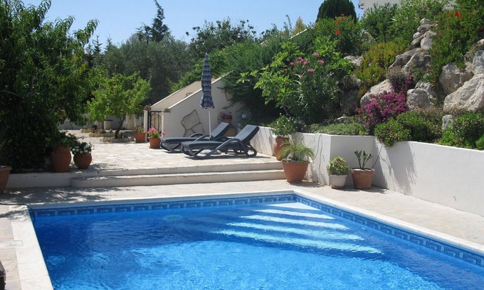 Tsada Villa | Un refugio en la ladera con una gran piscina y rodeado de amplios jardines.