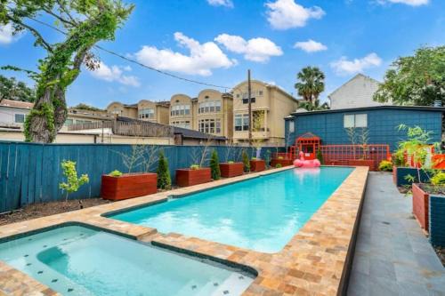 Neartown Apartamento | A Houston Resort Style Pool EV Charging