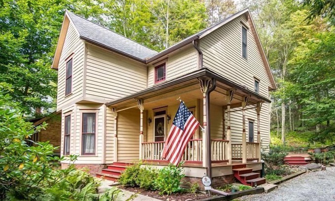 Eagles Mere Cabaña | Una gran cubierta de invitación te invita a "Victoria" en Eagles Mere