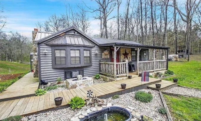 Bonnieville Casa | A little piece of heaven! Rustic cabin with a pond