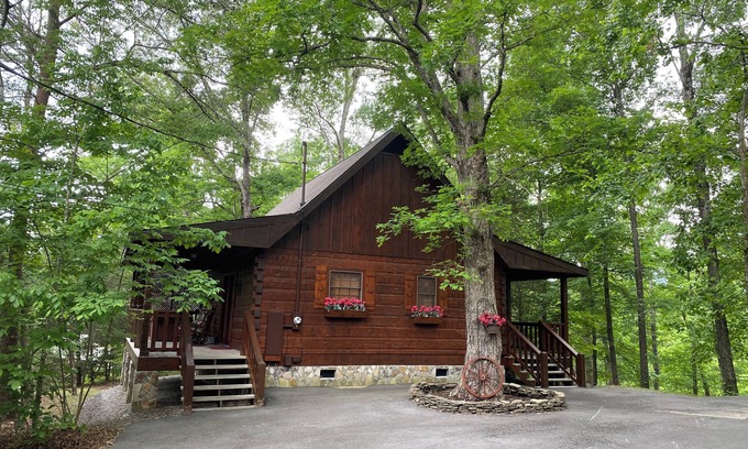 Gatlinburg - Pigeon Forge Cabina | Cabina de lujo, 2 millas a Pkwy, no está arriba Mtn, tranquilo, privado, Super Clean, WiFi gratis, HDTV