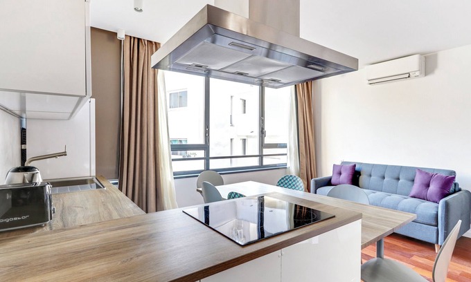 Quartier de la Goutte-d'Or Apartamento | A Modern 2/3 BDR with parking at La Chapelle