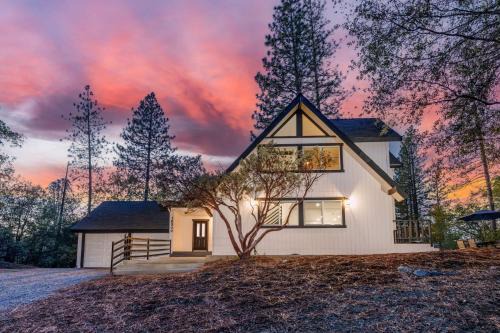 Oakhurst Casa | A Modern Hideaway - with hot tub, game room, and more