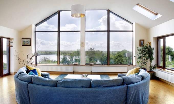 Kilfea Villa | Una casa moderna con vistas panorámicas de Lough Islandeady y el campo circundante