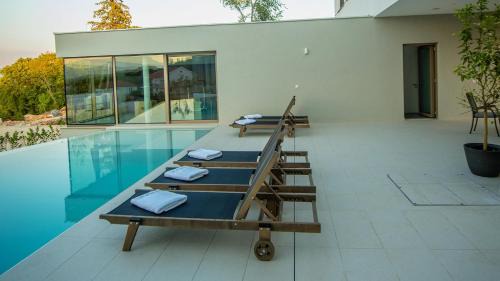 Zmijavci Villa | A modern villa in Zmijavci with a gym, tennis and basketball court