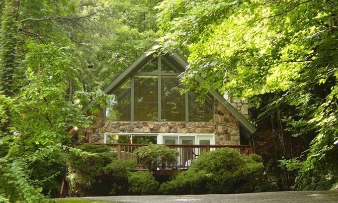 Chalet Village Chalet De Esquí | Una casa de la montaña por el costo de una habitación de hotel