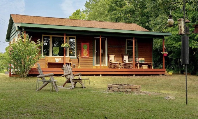 Traverse City Cabina | A peaceful getaway just minutes from Traverse City! The perfect Up North retreat