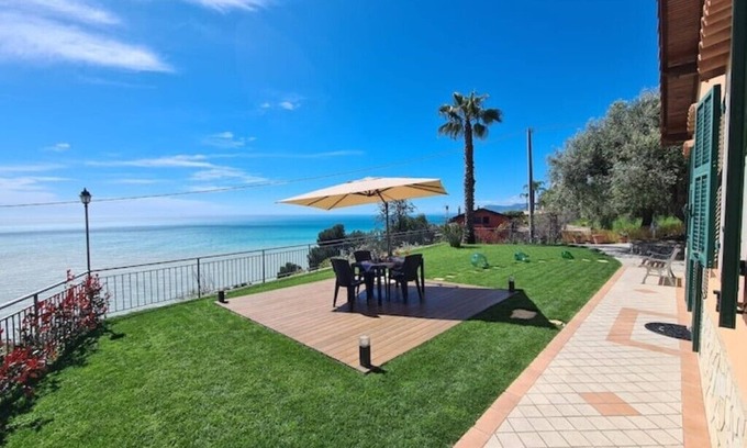 Ventimiglia Villa | A place of peace and privacy, facing the sea and among centuries-old olive trees