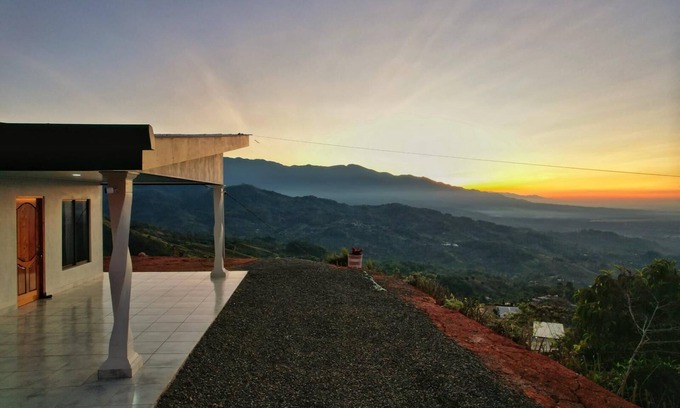 Berlín Casa | A single-family home w/ a serene view. Nonsmoking and pet-friendly environment.