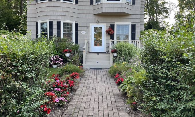 Newton Highlands Cama Y Desayuno | A Village Bed and Breakfast