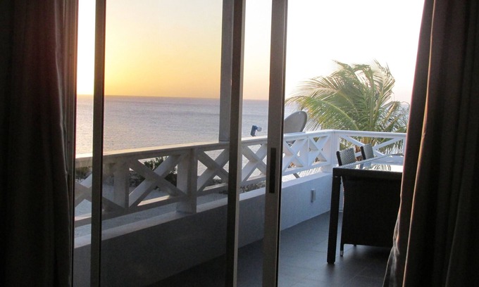 Sabana Westpunt Apartamento | Todo un nuevo apartamento amueblado. 2 pisos, 2 baños, vista 100% al mar.