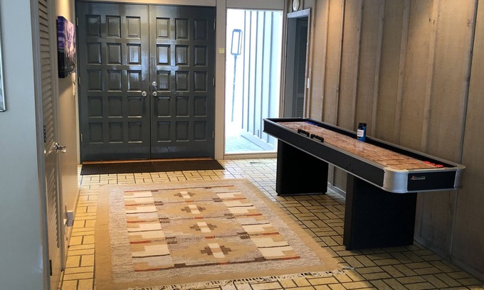 Macatawa Casa | ¡Una casa arbolada y junto al arroyo en Macatawa hace que sea fácil relajarse y disfrutar de unas vacaciones!