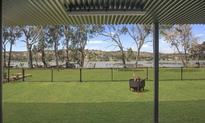 Pellaring Flat Casa | 🌊 Absolute Waterfront Bliss – Pet Friendly Family Shack to Ski, Fish & Relax