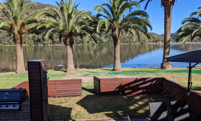 Wisemans Ferry Cabina | Absolute Waterfront Cabin - Pet Friendly