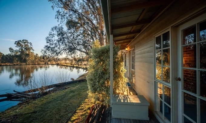 Acheron Cabina | Acheron Valley Country Retreat Lakefront Rooms (LR)