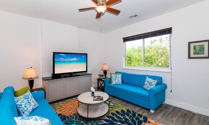 Seven Mile Beach Condominio | Across from 7mile Beach - Near Palm Heights Hotel and Ritz