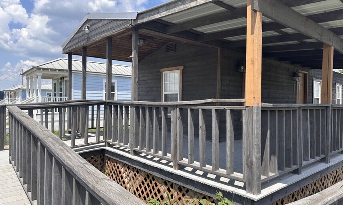 Lake Village Cabina | ADA-Accessible Cabin: Breathtaking Lake Views