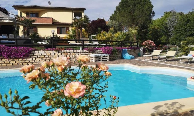 Casalfiumanese Apartamento | Adorabile tavernetta con piscina