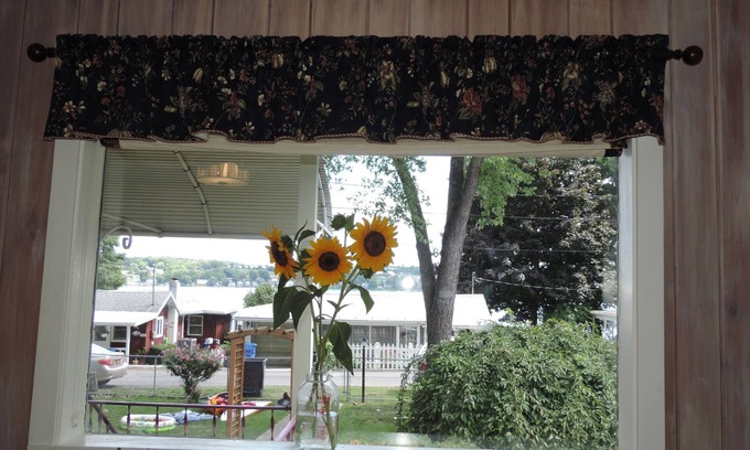 Penn Yan Casa | Adorable, cute as a button Keuka Lake view cottage, Close to everything!