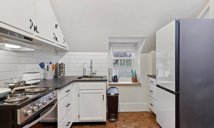 Pike Creek Casa | Adorable Historic Bungalow in Hockessin Valley