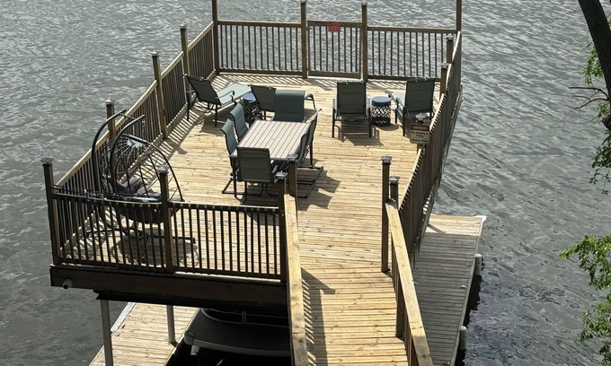 Monticello Casa | Adorable Lake Home on Lake Shafer-optional Pontoon, 2 Decks, great amenities!