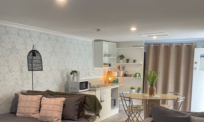 Bensville Cabina | Adorable one bedroom open plan living cabin