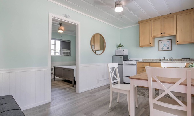 Walnut Grove Cabaña | Adorable One Bedroom Cottage along the Sacramento River