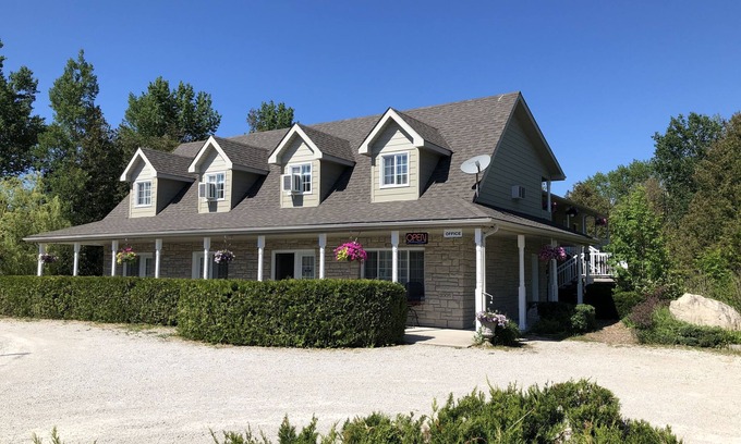 Tobermory Hotel | Adventure the Bruce Inn - Recently Renovated With Outdoor Hot Tub