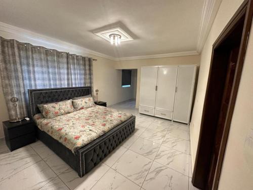 Freetown Casa | After 5 Apartment 1- 3 spacious en-suite bedrooms