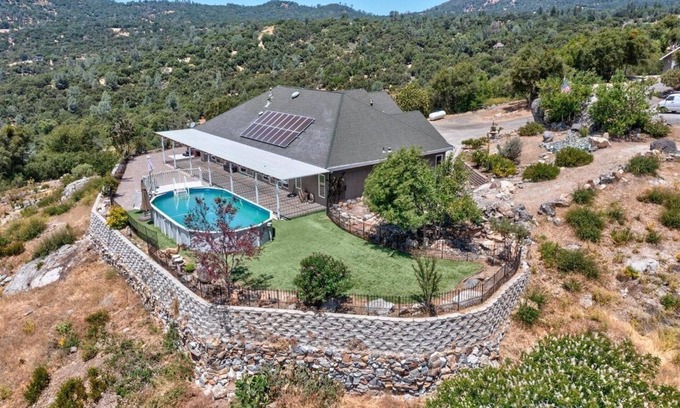 Ahwahnee Casa | Ahwahnee Hilltop Getaway - large modern home with amazing views