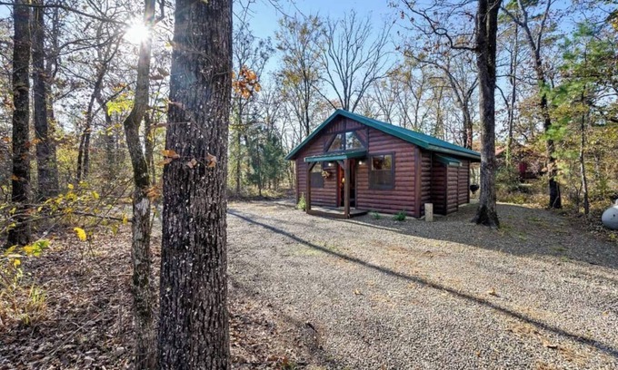 Hochatown Cabina | This cabin is a 1 bedroom(s), 1 bathrooms, located in Broken Bow, OK.