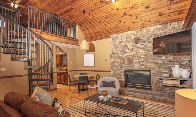 Pigeon Forge Complejo | Ain't Misbehavin' is located in Woodridge Village in beautiful Pigeon Forge, TN