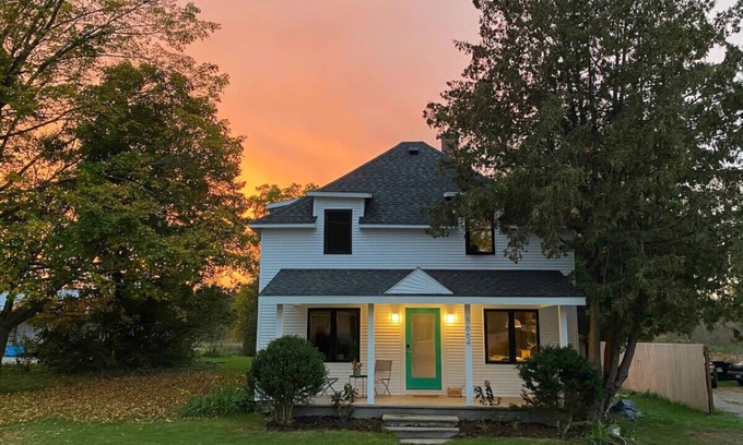 Maple City Casa | Airy Fake Rock Guesthouse in Leelanau County