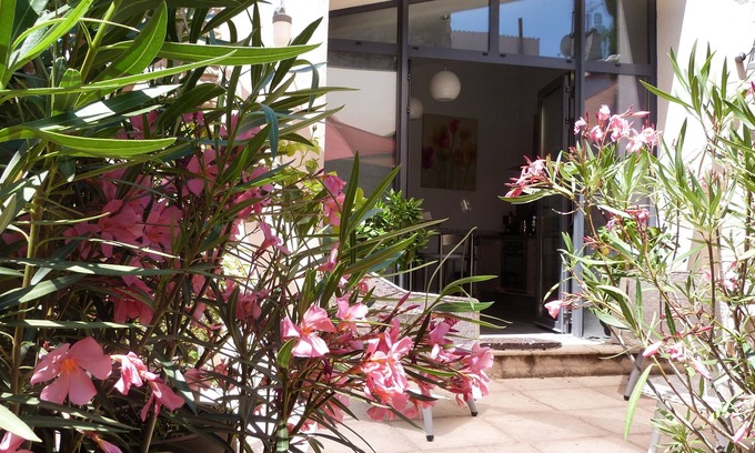 Peynier Casa | Casa rural, cerca de Aix en Provence, con terraza soleada y fuente al aire libre