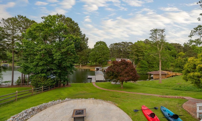 Myrick Estates Casa | All the comforts of home in a gorgeous, relaxing lakefront home