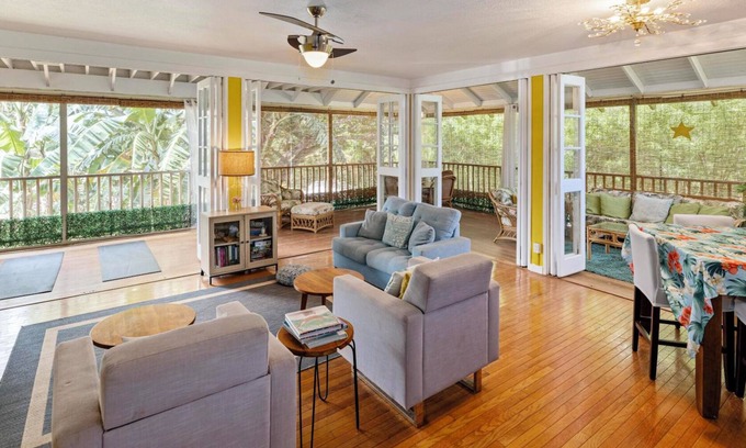 Maunaloa Casa | Aloha Getaway: Luxe Beachfront 3bdm/2bth house - best Molokai white sand beaches