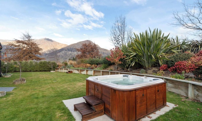 Lake Hayes Casa | Alpine Comfort: Family Home with Mountain Views & Garden